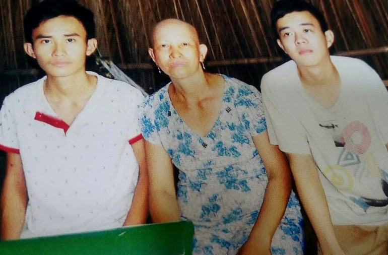 Ba mẹ con bị bệnh nặng